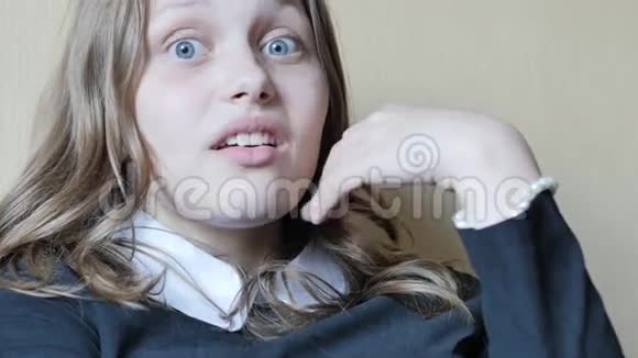 一个年轻女孩的肖像有一张好奇的可疑的脸4UHDK视频的预览图