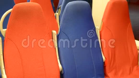 一辆空火车的内部有红色和蓝色的座位视频的预览图