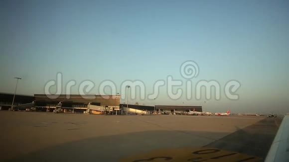 乘飞机旅行机场候机楼景观视频的预览图
