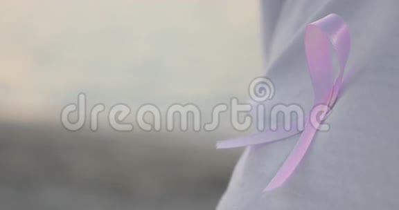 衬衫上的粉色乳腺癌意识丝带视频的预览图