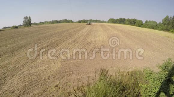 拖拉机在晴天土壤中播种时间间隔4K视频的预览图