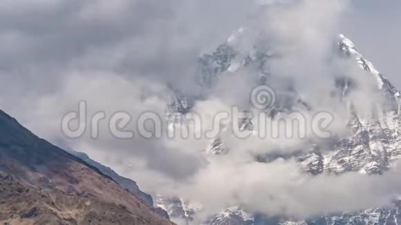 尼泊尔喜马拉雅山脉中的雪山峰顶时间推移视频的预览图