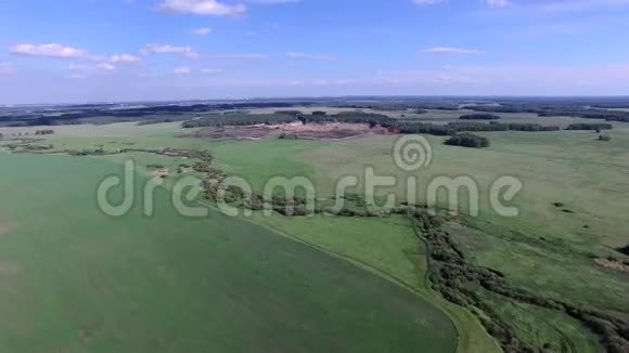 带农业绿地的夏季乡村空中景观视频的预览图