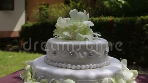 用兰花和珠饰婚礼蛋糕视频的预览图