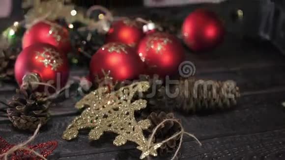 圣诞树圣诞装饰黑色背景的松果bokeh灯光花环视频的预览图