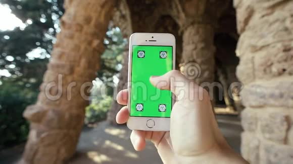 人类在自然洞窟中使用电话视频的预览图