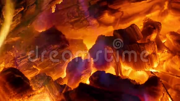 壁炉里燃烧的煤视频的预览图