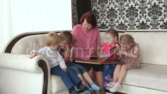 老奶奶带着孙子坐在沙发上视频的预览图