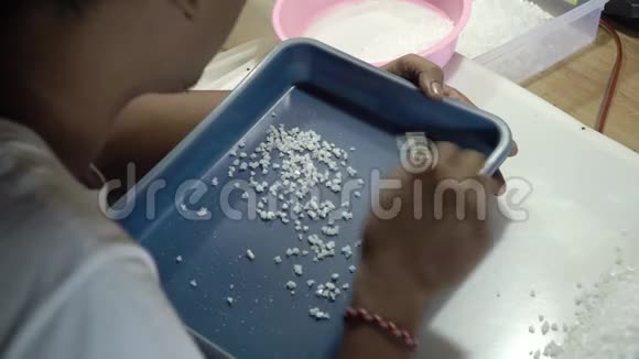 生产水晶海盐视频的预览图