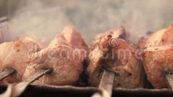 在金属扦子上烤什串厨师用手煮烤肉烧烤烧烤时有很多烟烧烤新鲜牛肉排视频的预览图
