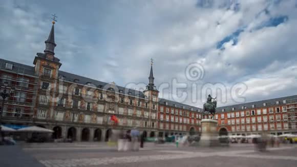 西班牙马德里市市长广场游客模糊的时间流逝视频的预览图