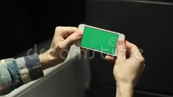 白种人在列车上显示绿色屏幕电话视频的预览图