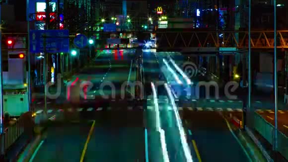 东京市中心的街道在夜间长时间曝光中镜头视频的预览图