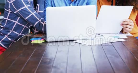 微笑的平面设计师讨论笔记本电脑会议视频的预览图