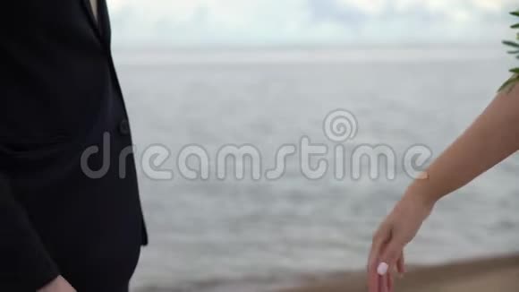 在海滩上结婚新郎新娘牵手视频的预览图