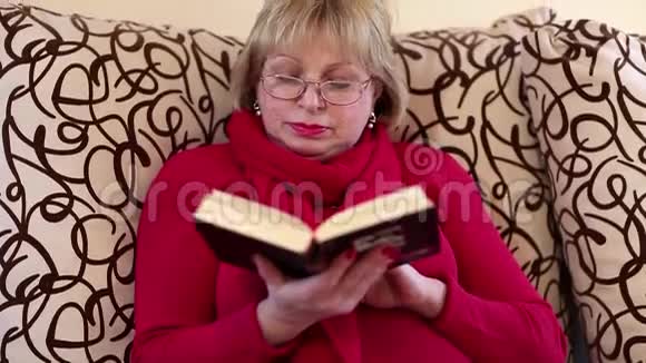 一个女人坐在沙发上看书视频的预览图