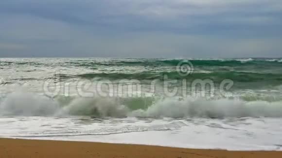 地中海海滩上的巨浪帕拉莫斯附近的西班牙科斯塔布拉瓦视频的预览图