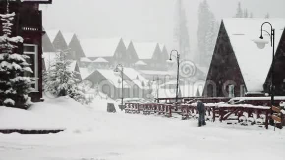 一个拿着铲子的人在街上铲雪视频的预览图