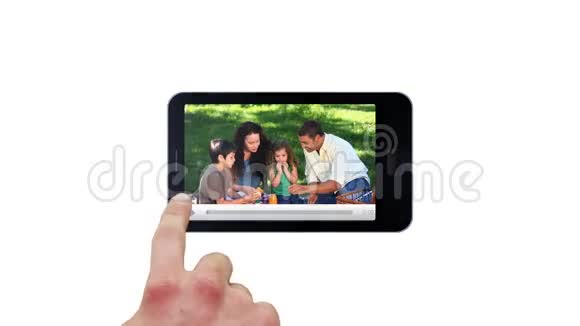 手动使用智能手机屏幕按下播放家庭剪辑视频的预览图