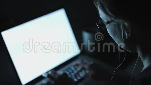 晚上坐在桌子旁的女性打字视频的预览图
