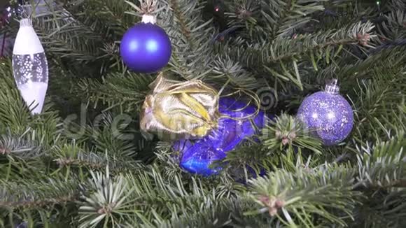 礼品袋藏在新年树的树枝上视频的预览图