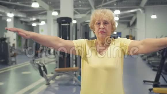 老年妇女在健身房做健康运动视频的预览图