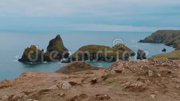 康沃尔凯南斯湾岩石优美的海岸视频的预览图