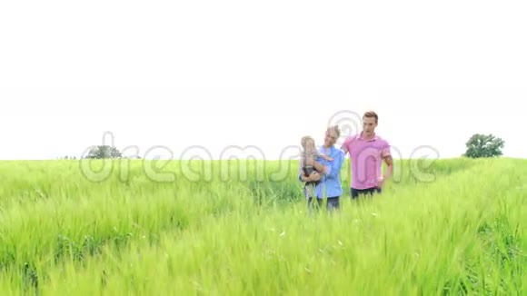 家庭漫步野外载婴儿视频的预览图
