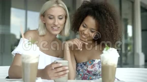 两个女朋友在电话里看照片微笑着视频的预览图