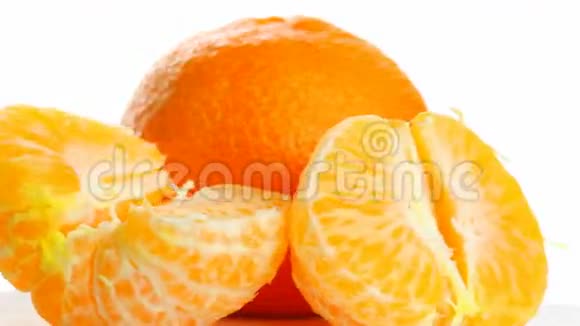 白色背景的橘子视频的预览图