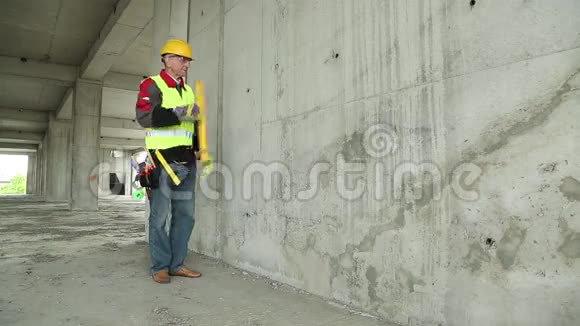 在建筑工地有黄色水平的工人视频的预览图