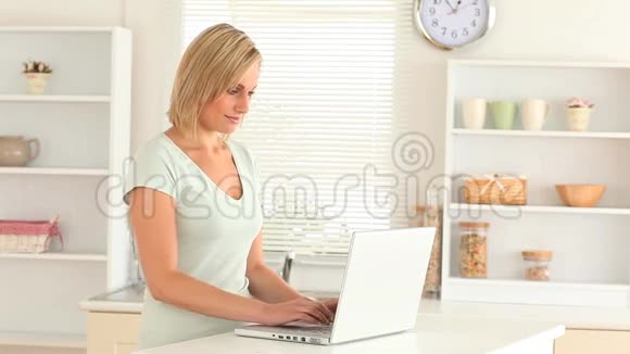 金发女人用她的笔记本电脑冲浪视频的预览图