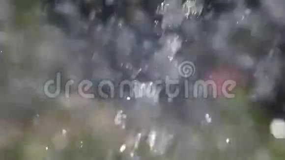 水滴在空中飞舞很适合背景视频的预览图
