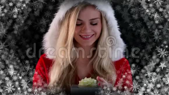 圣诞老人用雪花打开礼物视频的预览图