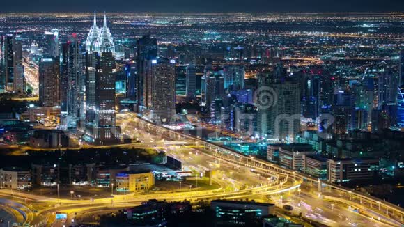 迪拜市夜间交通高速公路视频的预览图