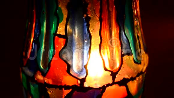 蜡烛在一个斑驳的玻璃里面视频的预览图