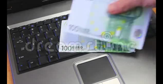 笔记本电脑键盘上的钱视频的预览图