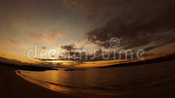 日落时海岸线上的海浪视频的预览图