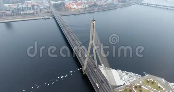 拉脱维亚里加道加瓦河上斜拉桥4鸟瞰冬季景观万苏桥视频的预览图
