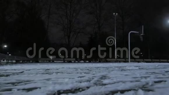 波夫穿过一条黑暗阴郁和寒冷的街道4UHDK视频的预览图