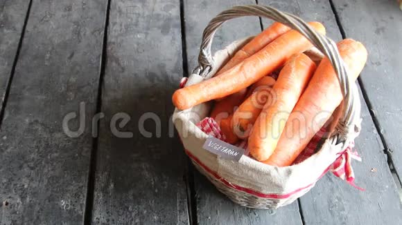 素食概念标签和胡萝卜在篮子里视频的预览图
