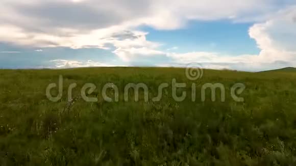 在喀喀西亚共和国风暴来临前从空中俯瞰一望无际的田野山丘干草堆和天空视频的预览图
