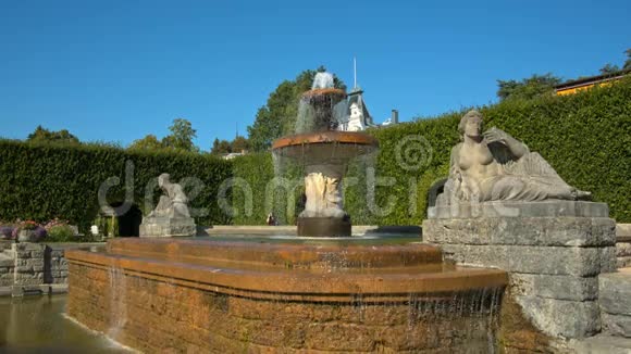 巴登巴登在玫瑰园的喷泉旁视频的预览图
