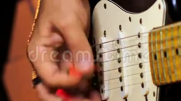 特写吉他手在夜酒吧脖子上奔跑视频的预览图