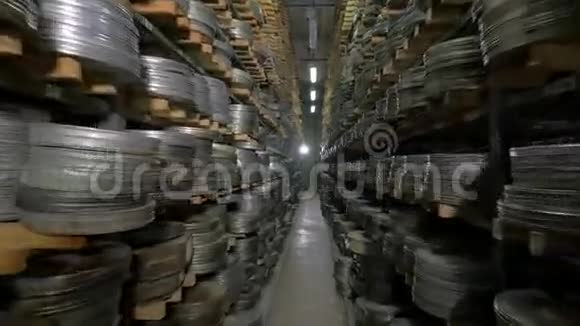 电影资料馆电影电影卷在一个巨大的旧电影档案的书架上视频的预览图