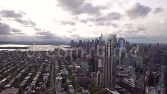 从空中俯瞰纽约布鲁克林邓博居民和金融业务大楼从上面视频的预览图