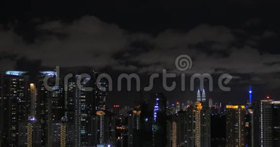 在摩天大楼屋顶上的游泳池里游泳的女性景观与夜晚的城市景观马来西亚吉隆坡视频的预览图