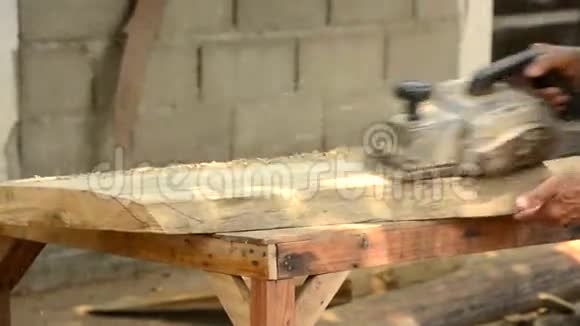 木工刨木视频的预览图