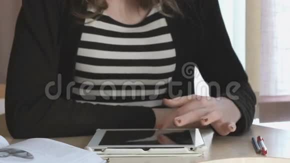 女孩用数码平板电脑读课文视频的预览图