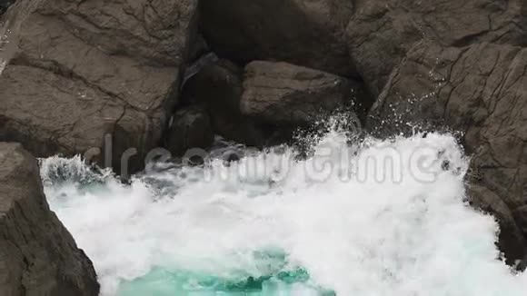 波浪在岸石上翻滚破碎和嘶嘶声视频的预览图